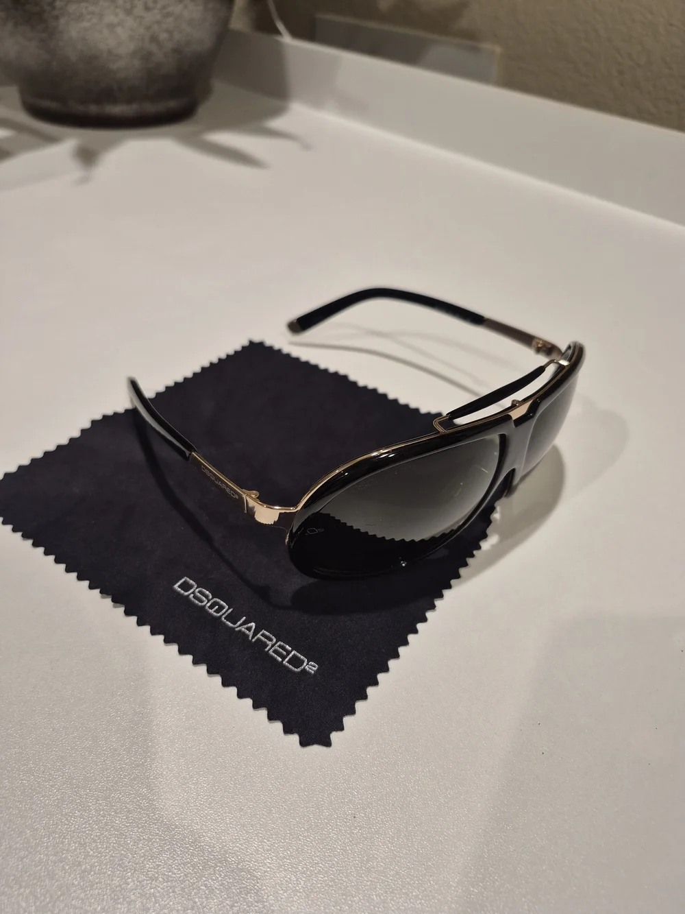 Designer Small Face Women's Sunglasses Luxury DSQUARED2 Black and Gold Aviator